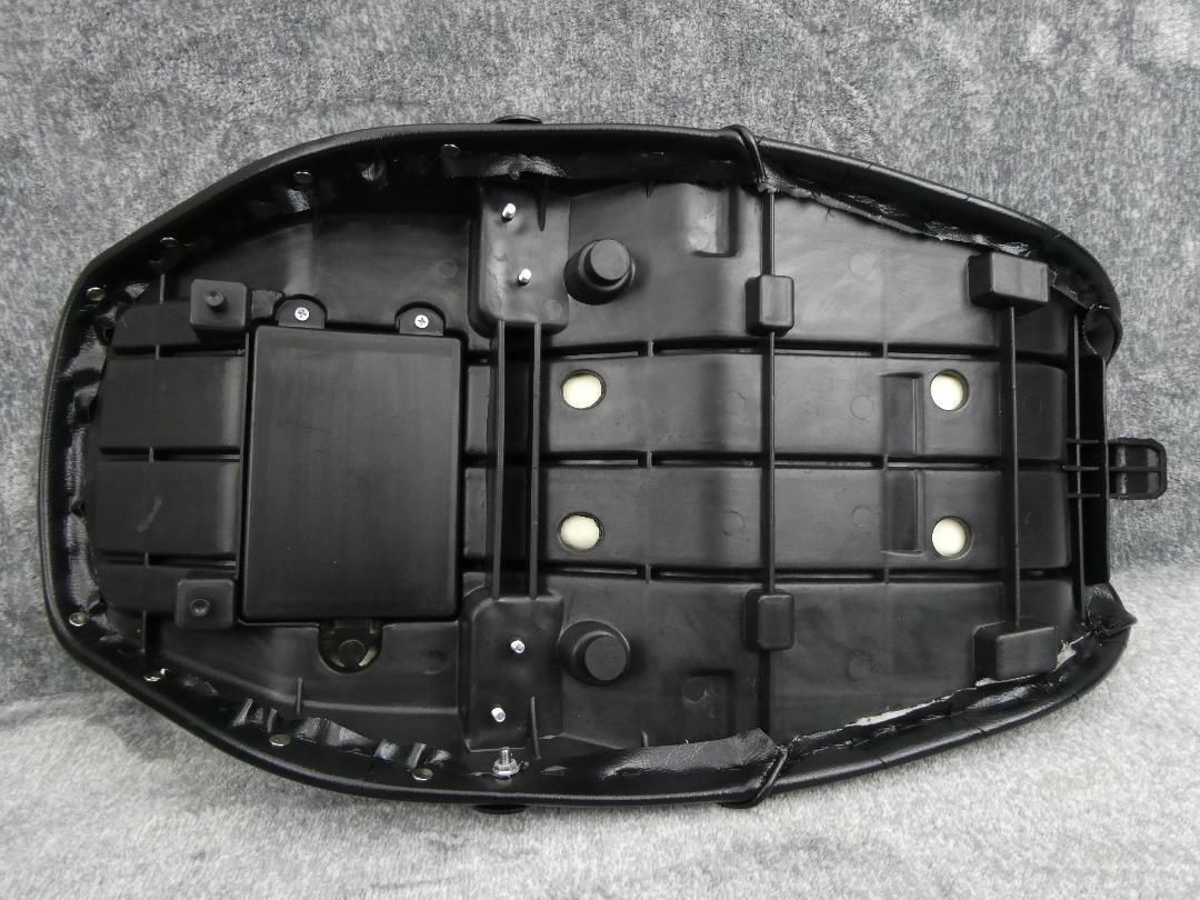 ゼファー４００　後期　鋲打ち　黒皮　タックロールシート/あんこ抜き 完成品 ゼファー400 シート 後期 黒皮 鋲打ち / あんこ抜き タック