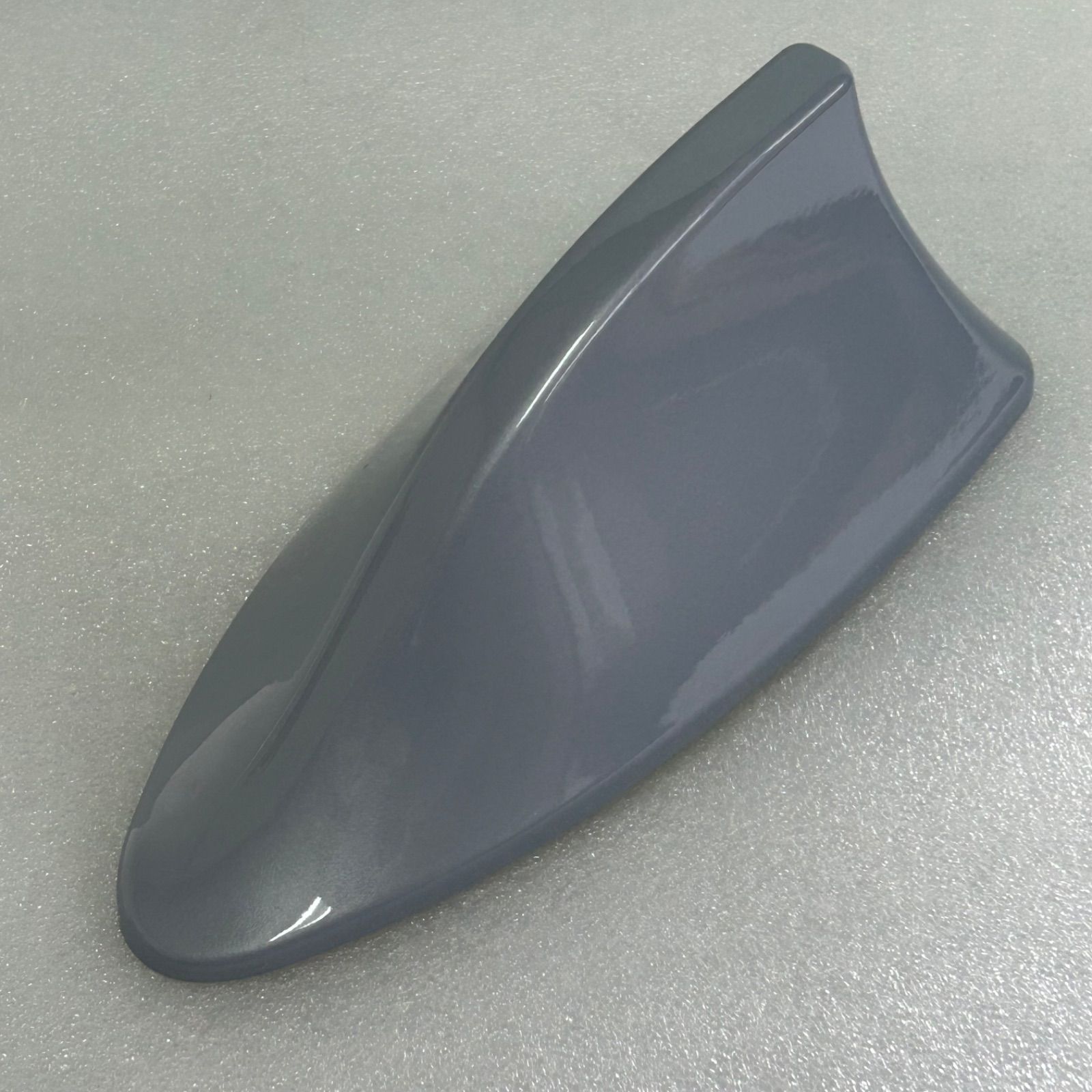 ご希望の純正色に塗装します/写真は8V0/ドルフィン/シャークアンテナ/プリウス30前期　取付写真★後期★20前期後期/プリウスα★アクア ご希望の純正色に塗装します⁄写真は8V0⁄ドルフィン⁄シャークアンテナ