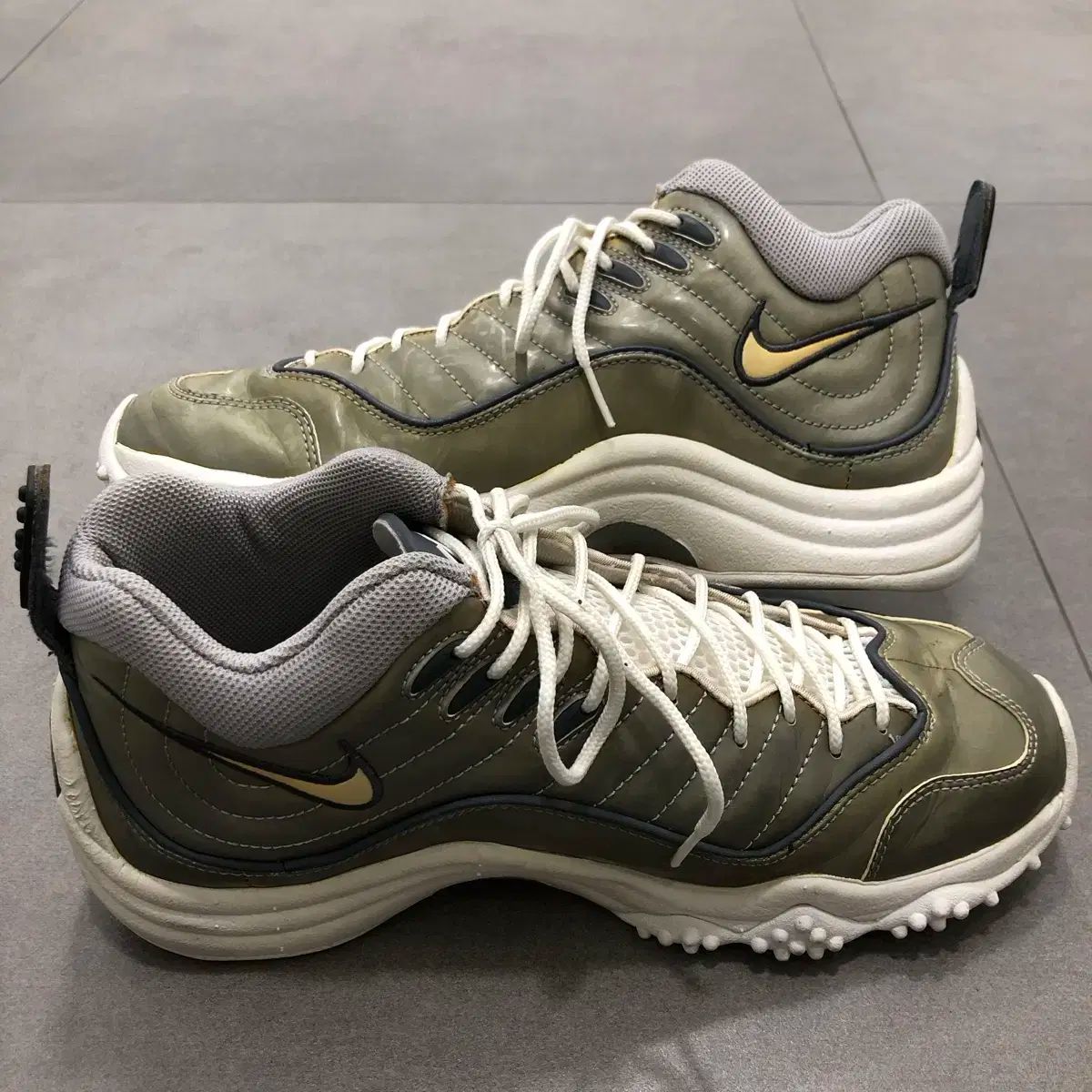 NIKE