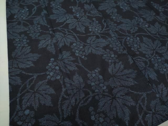 平和屋着物○本場結城紬 重要無形文化財 100亀甲 葡萄蔦の葉文 大丸