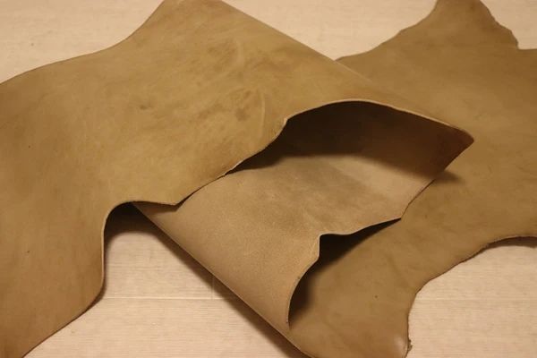 カーキー 83ds ヌメ革 ベリー 牛革 イタリア レザー スムース加工 はぎれ 一枚革 レザークラフト 革 皮 本革 diy 生地 材料