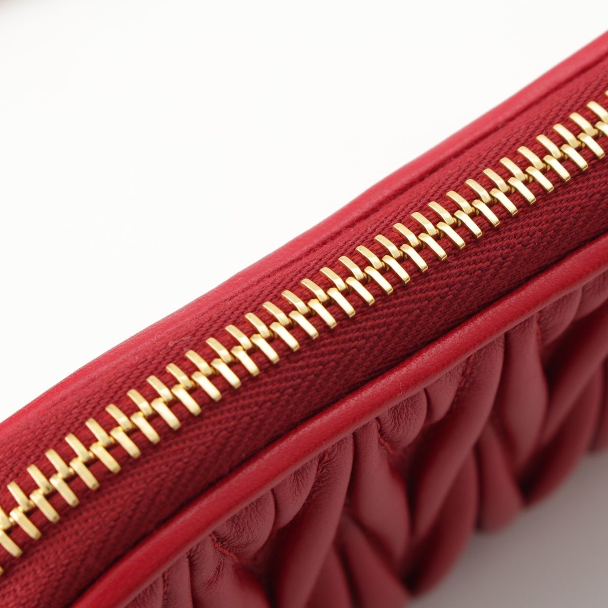 ミュウミュウ マテラッセ レザー ギャザー デザインポーチ ミニ  