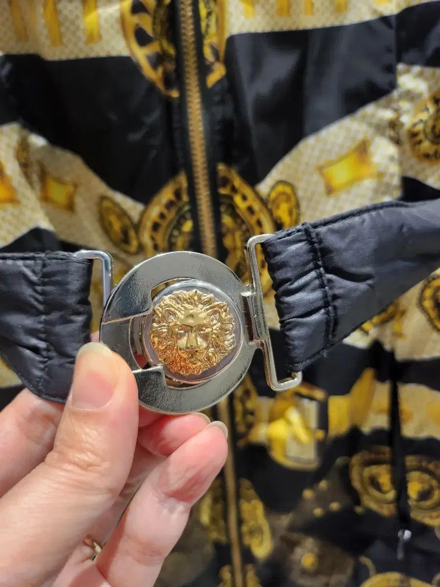 ヴェルサーチェ 軽量ダウン