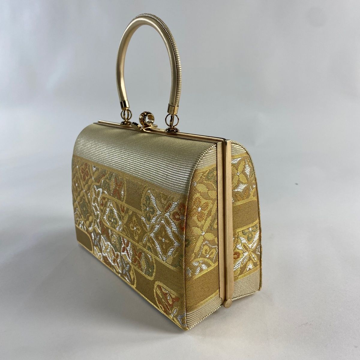 和装バッグ 美品 フォーマル 華文 花 金銀糸 箔 銀色 正絹 和装小物【中古】 和装バッグ 美品 優品 フォーマル 華文 花 金銀糸 箔 銀色 正絹