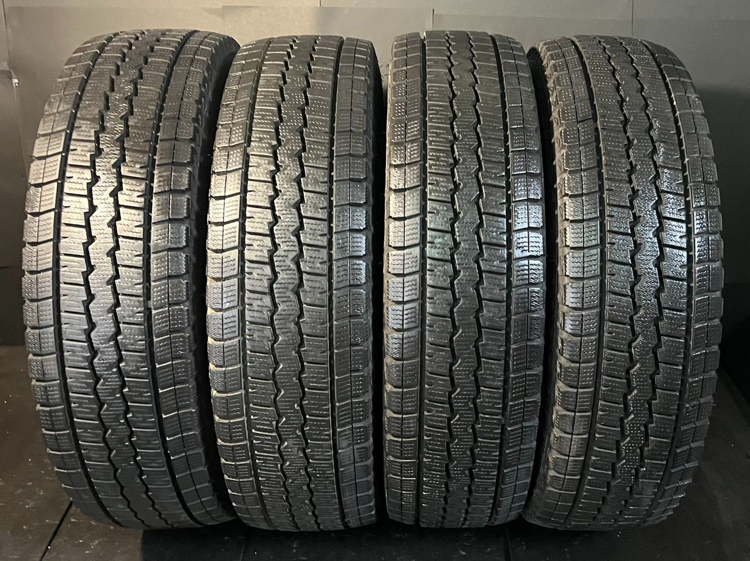製 約9.3～9.8分山 ダンロップ DUNLOP ウィンターマックス WINTER MAXX SV01 スタッドレス 195 80R15 107 105L LT 4本 h_382