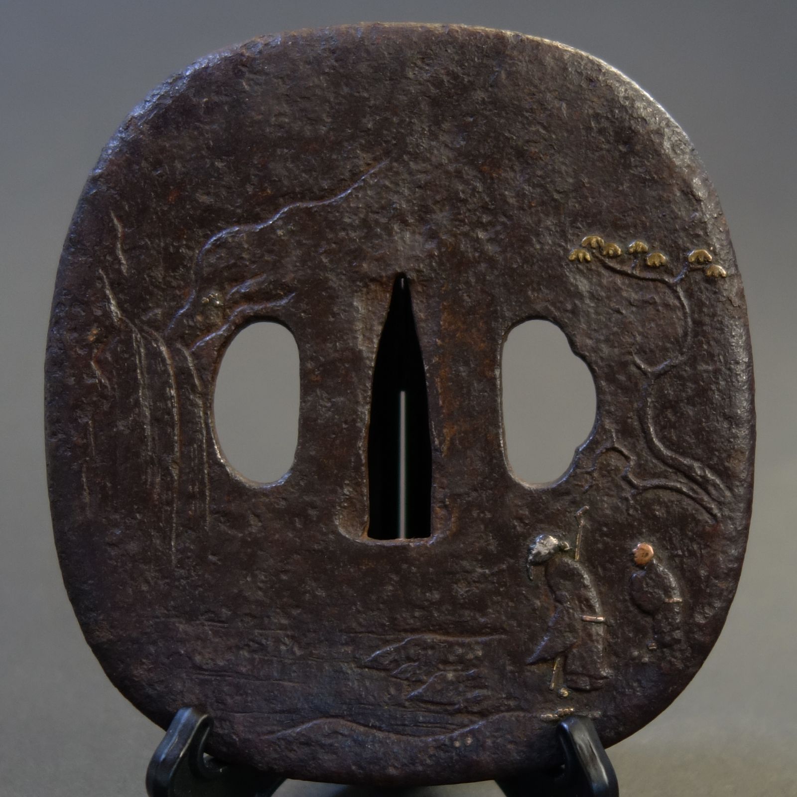 鍔 【 鉄地 鋤出彫 象嵌 高士観瀑図鍔 】(鍔箱付き) 日本刀