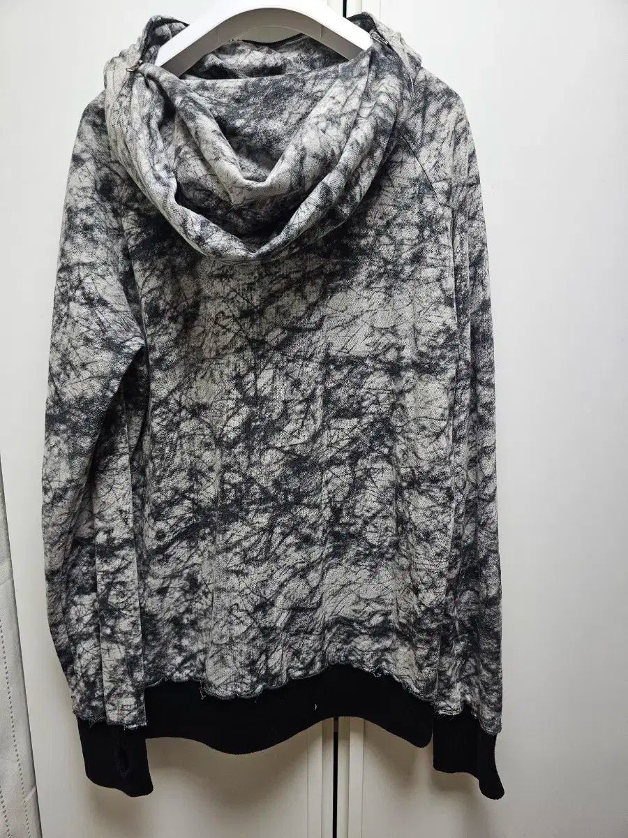 芸能人 デザイナー フード 取り外し