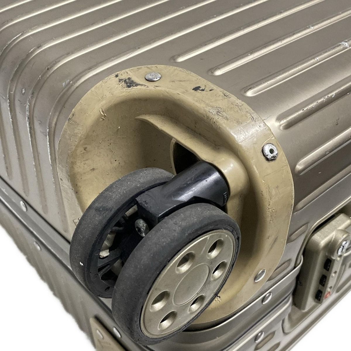 リモワ トパーズ チタニウム アルミニウム キャリーケース シャンパンゴールド リモワ トパーズ チタニウム アルミニウム キャリーケース