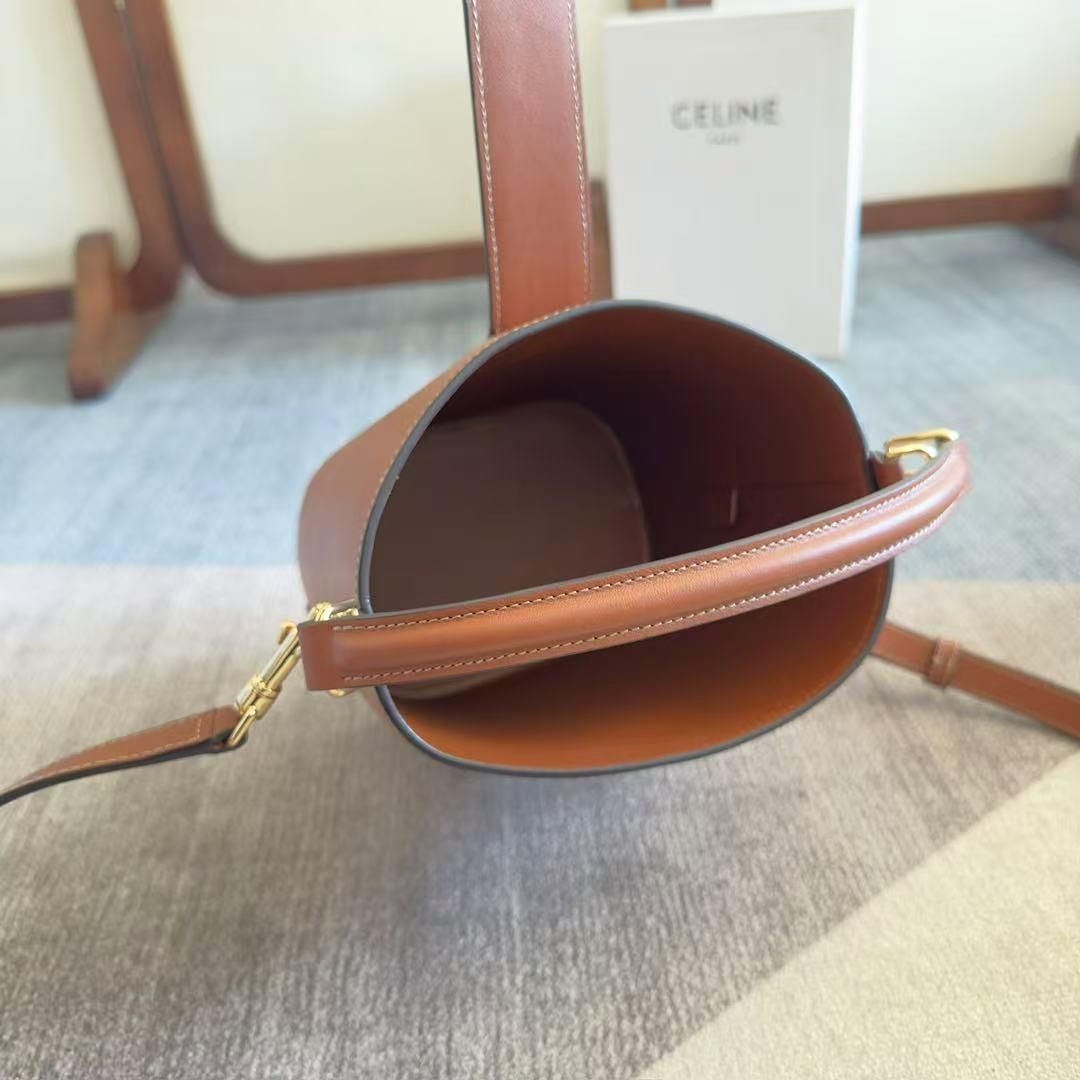 【CELINE】ミディアムバケットショルダーバッグ ＊関税/送料込み CELINE Celine セリーヌ MediumTabou Shoulder Bag ショルダー
