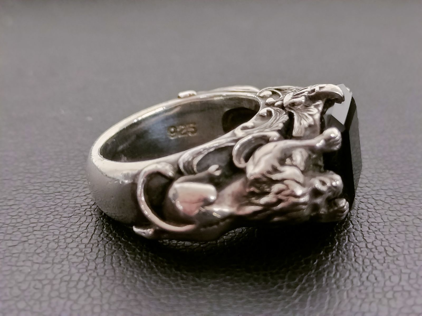 13083　Justin Davis × 内山英雄 ジャスティンデイビス SRJ523 925 CROUCHING LION RING シルバー  オニキス ストーン 石付 ライオン リング