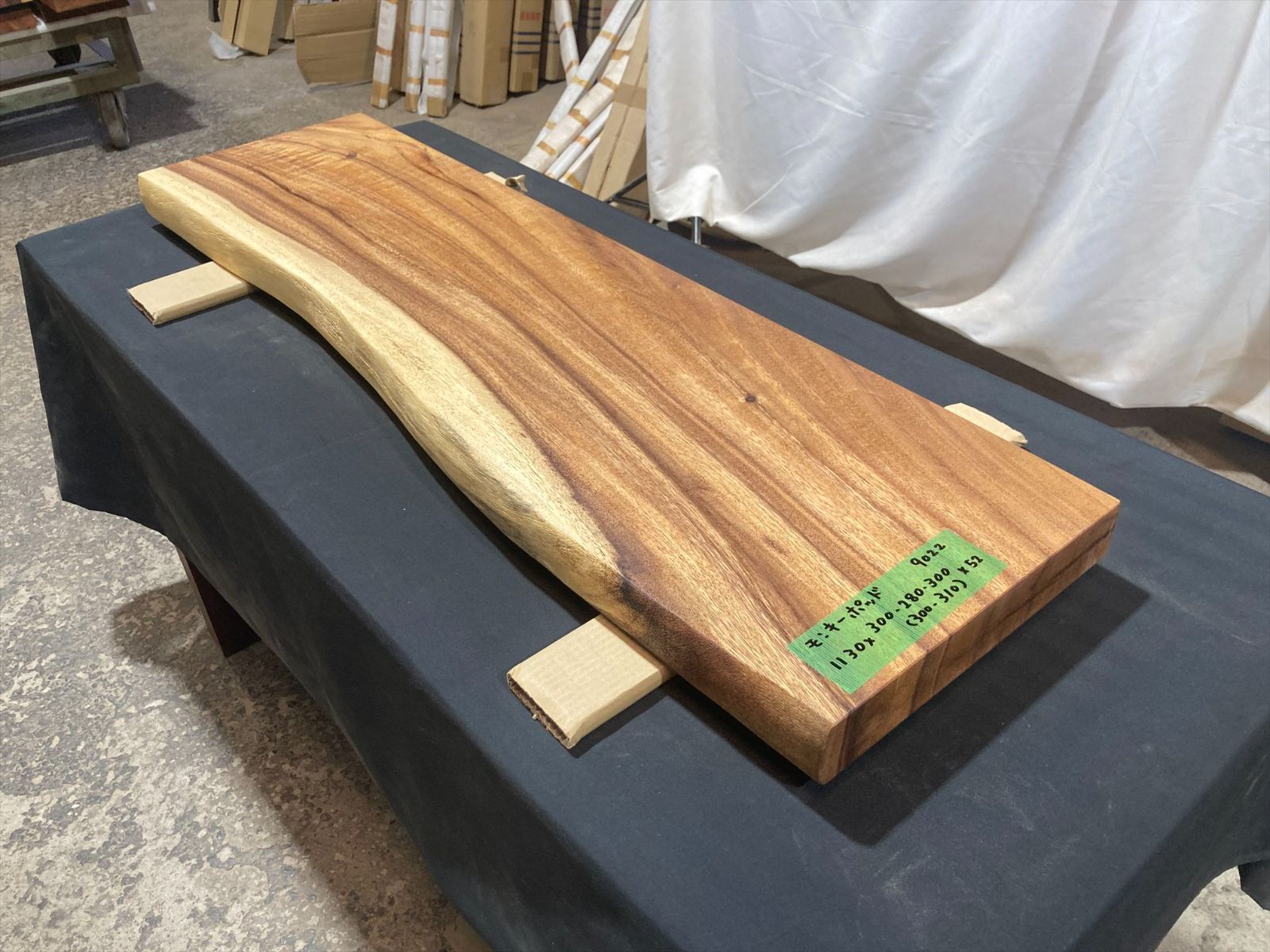 モンキーポッド9022 一枚板無垢 乾燥材 1130ｘ300-280-300ｘ52mm カウンター センターテーブル ダイニングテーブル
