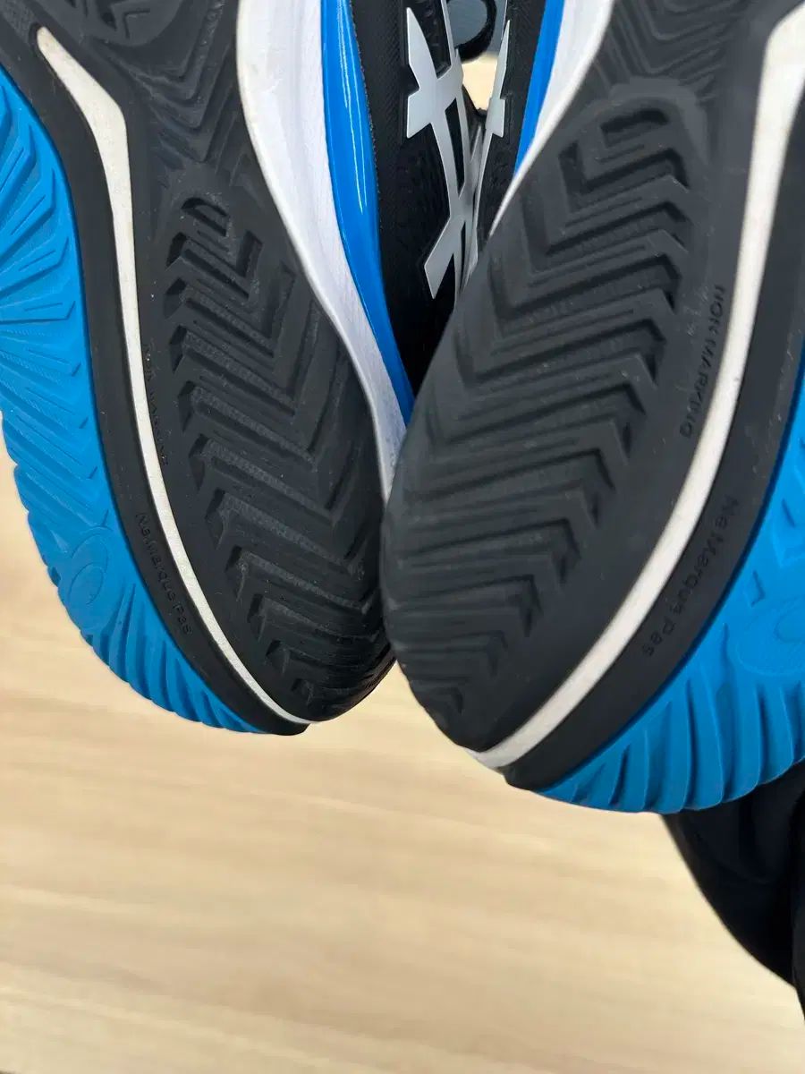 275 Asics