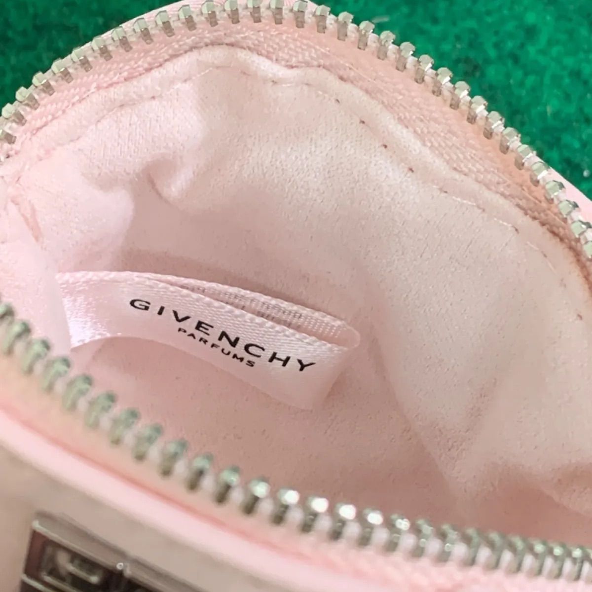 〇【未使用品】ノベルティ GIVENCHY ジバンシー イヤホンケース