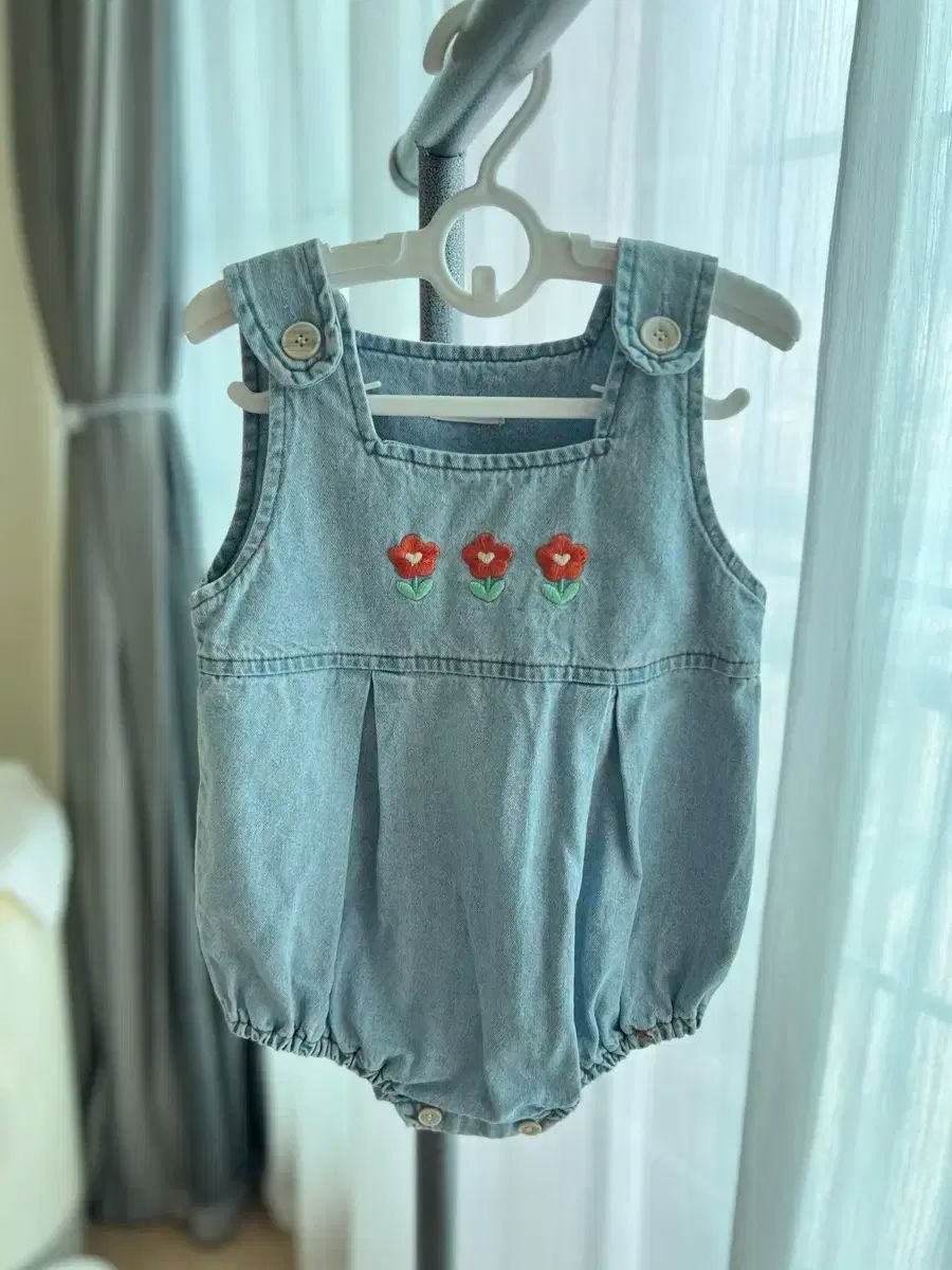 女児 ライトブルー 刺しゅう入り花 サスペンダー ボディスーツ 80