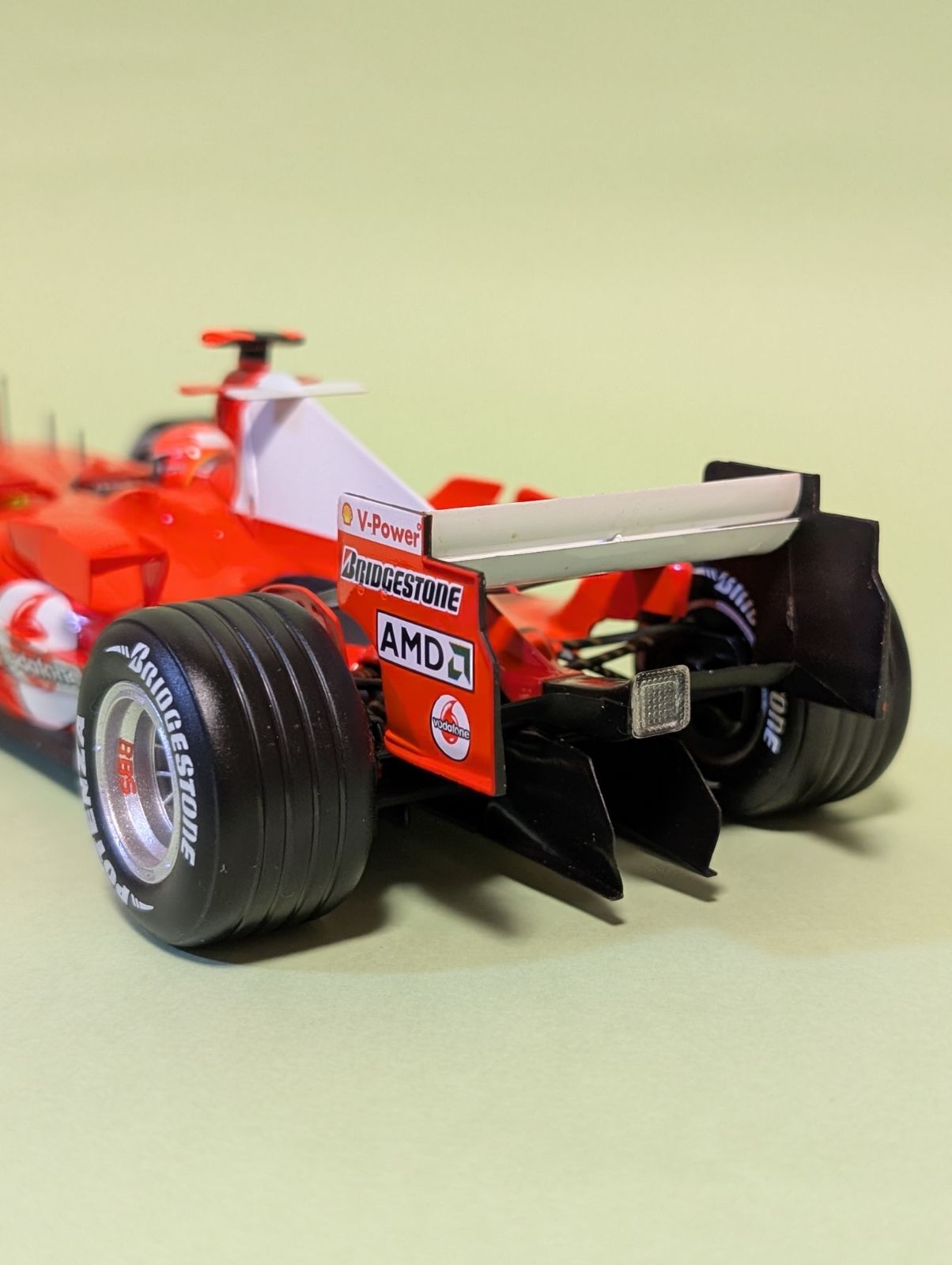 苦戦の1年…1/18 マテルフェラーリF2005 シューマッハ - メルカリ