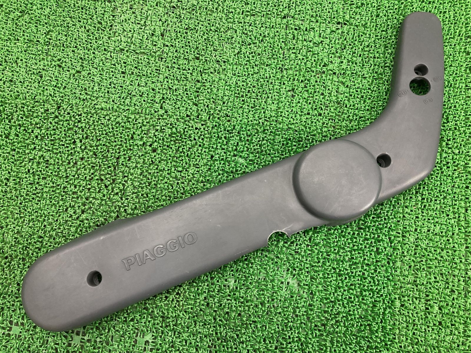 チャオ ロアカウル 813827 在庫有 即納 ピアジオ 純正 新品 バイク 部品 未使用 割れ欠け無し 修復素材に 車検 Genuine チャオ ロアカウル 813827 在庫有 即納 ピアジオ 純正 新品 バイク 部品 274196 620307 カバー 車検 Genuine チャオMIX:21802010