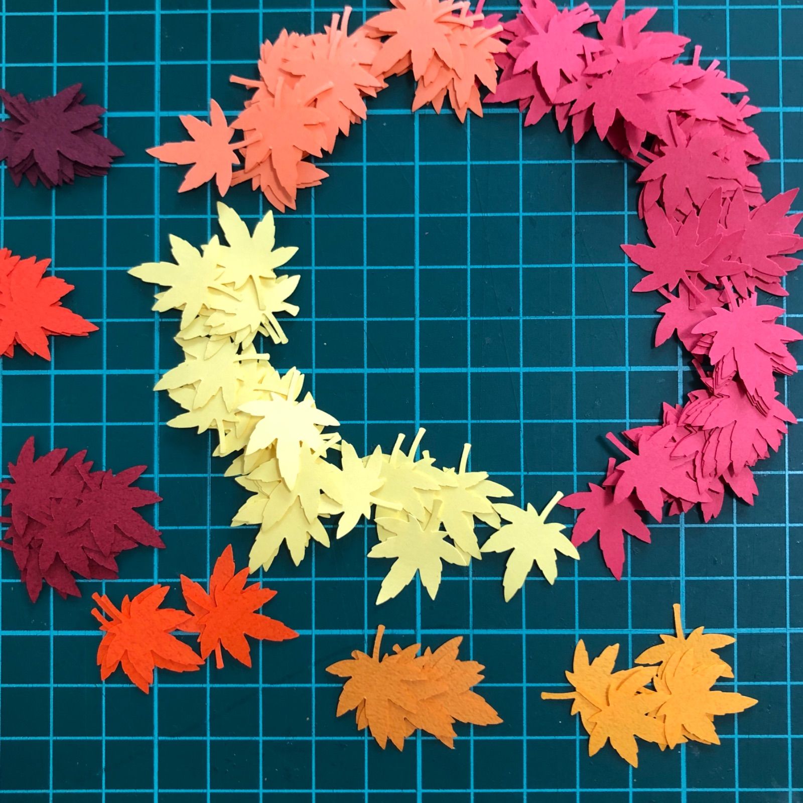 クラフトパンチ・秋の紅葉　もみじ赤〜黄色系ランダム　150枚　タント紙と色上質紙