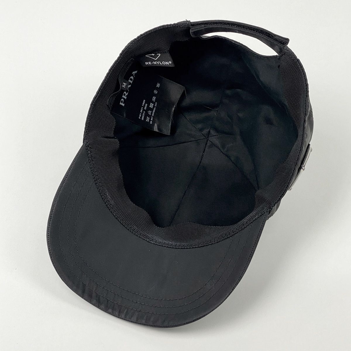 PRADA (プラダ) Re-Nylon エナメルメタルロゴ ベースボール