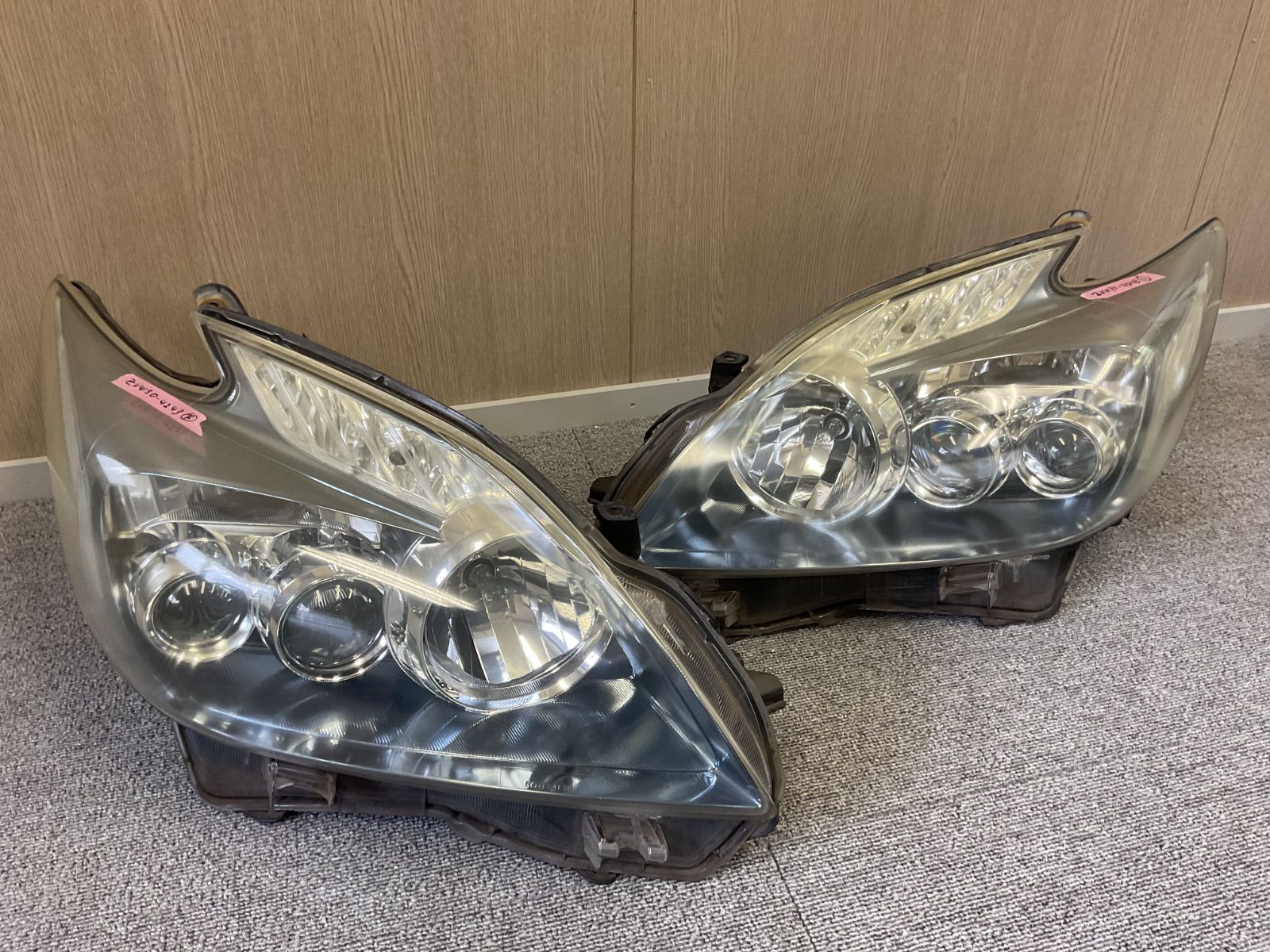 トヨタ プリウス ZVW30　左右ヘッドライト 4243