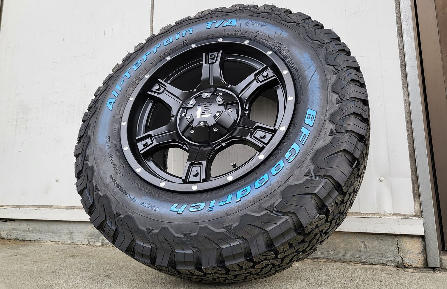 JEEP JK ラングラー ニットータイヤ M T Trail GRAPPLER 265 70R17 夏