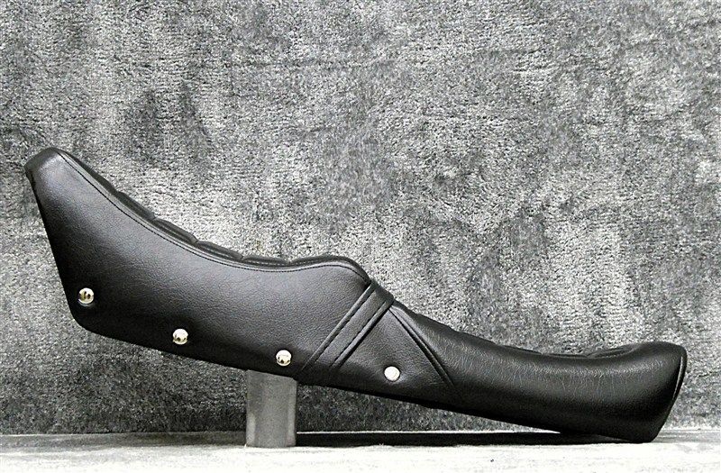 じ*ん様 CB750K　新あんこ 鋲打ち E4黒カスタムシート/チョビ三CB75 じ*ん様 CB750K 新あんこ 鋲打ち E4黒カスタムシート/チョビ三CB75