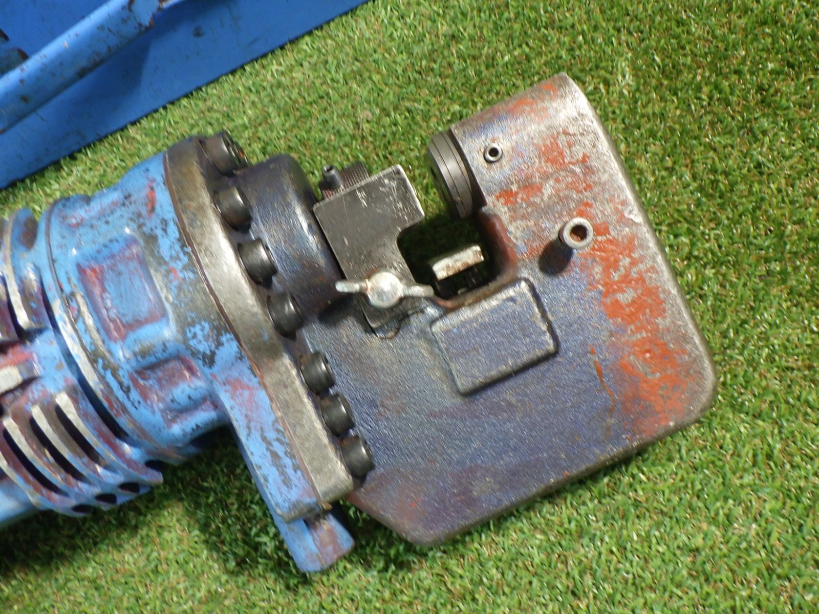 建設現場や工場での金属加工に