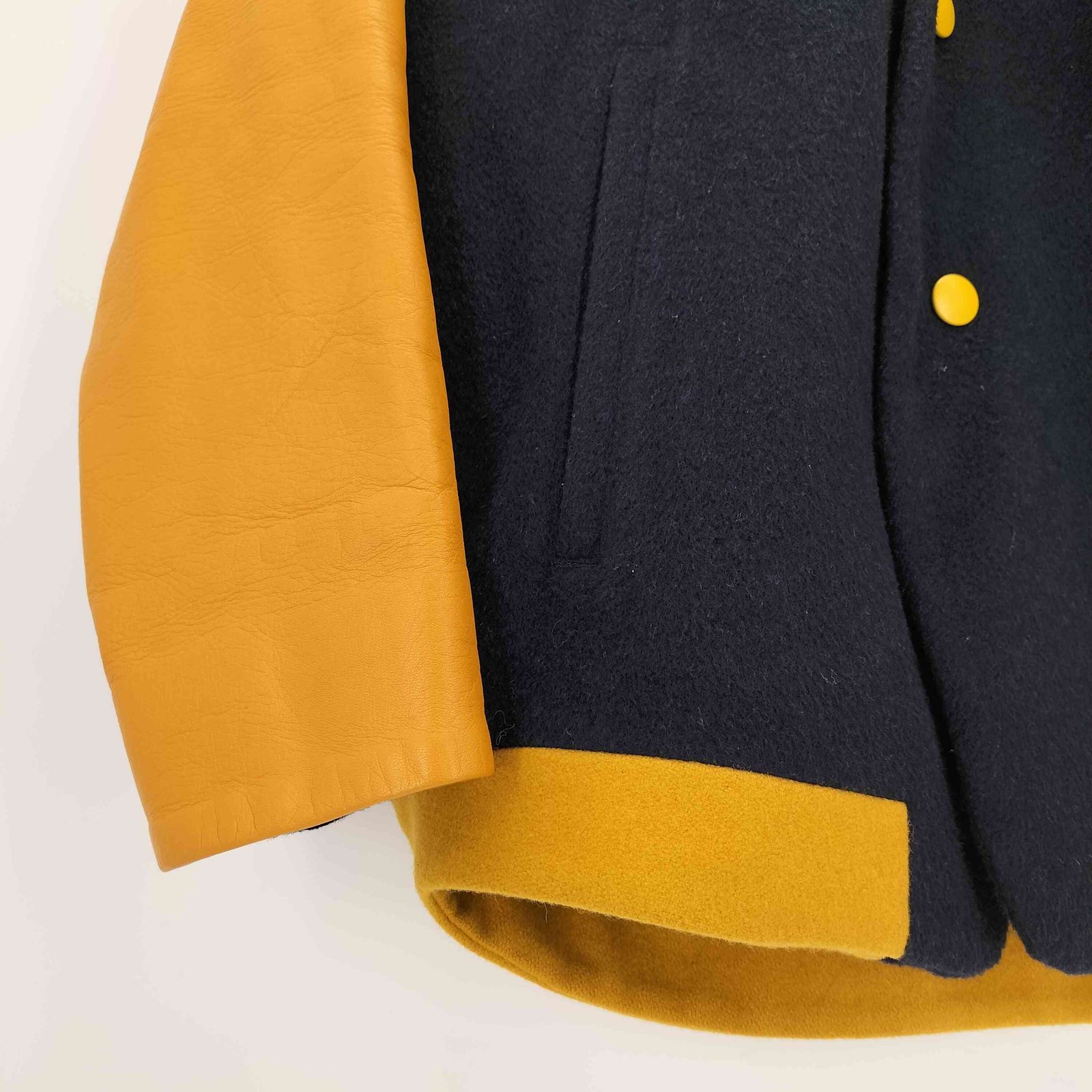 ザサカキ the Sakaki LEATHER STADIUM JUMPER Navy × Mustard メンズ 