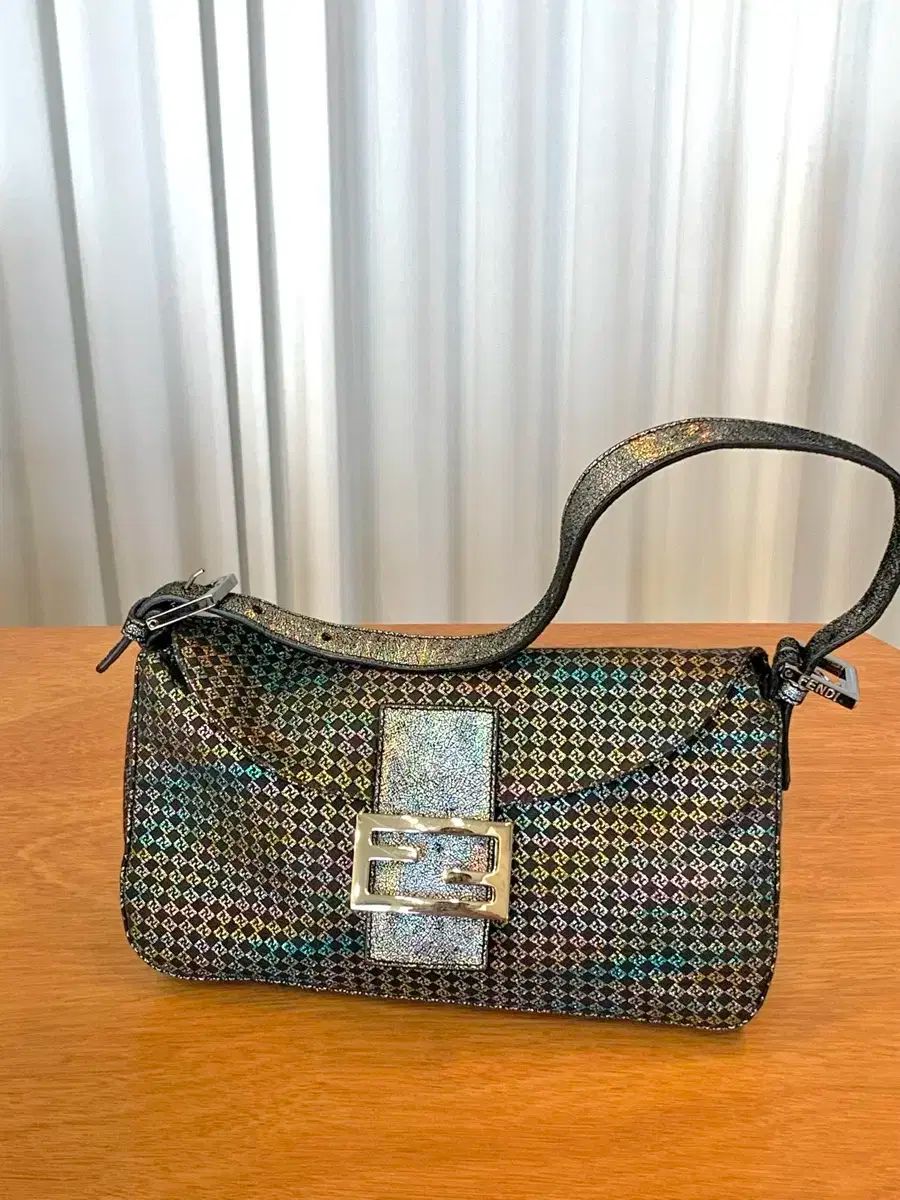 売り切り！レア✨FENDIラガーフェルド、ショルダーバッグ