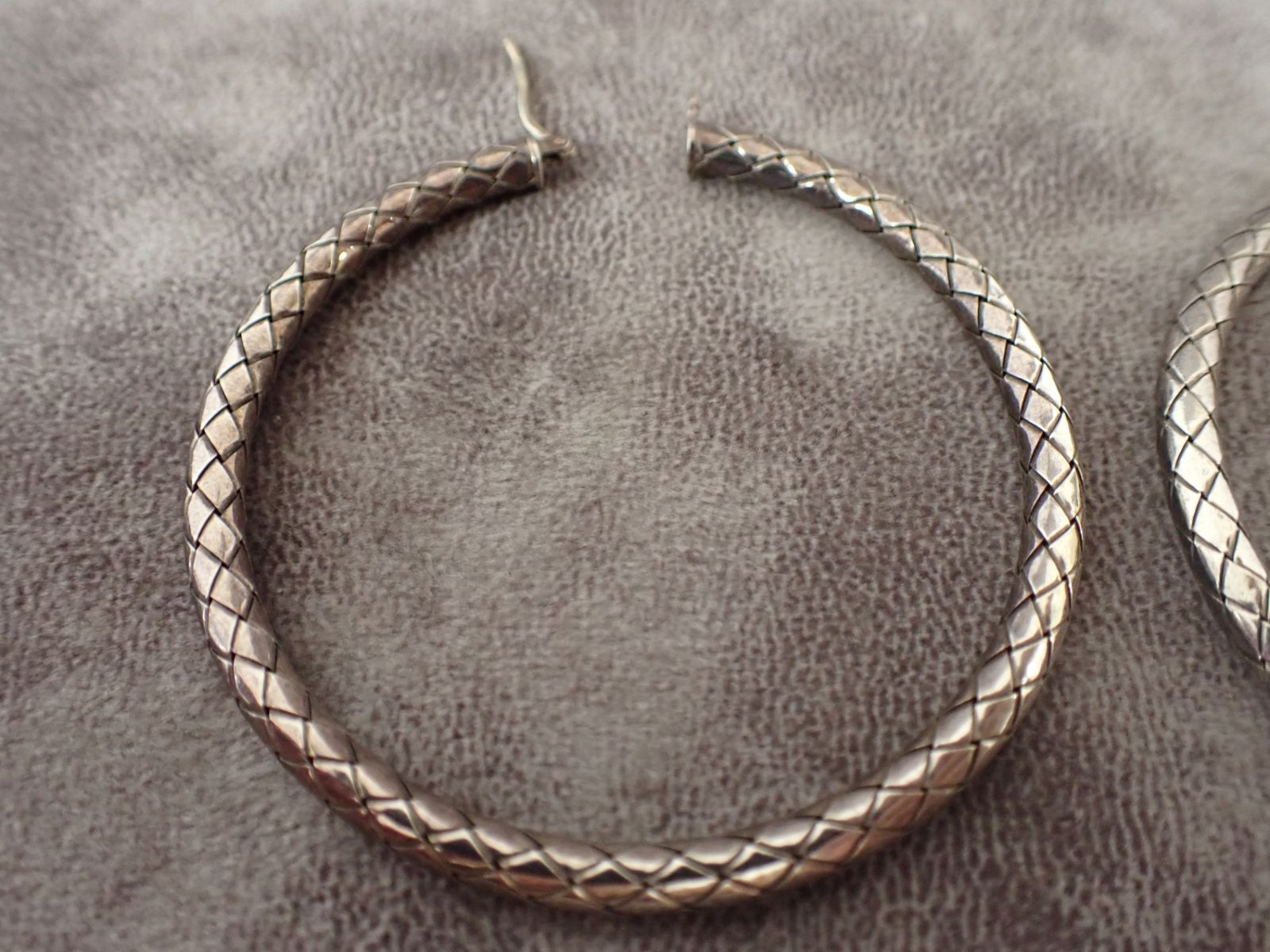 ボッテガ・ヴェネタ イントレチャートフープピアス イントレチャート フープピアス のために ウィメンズ で シルバー