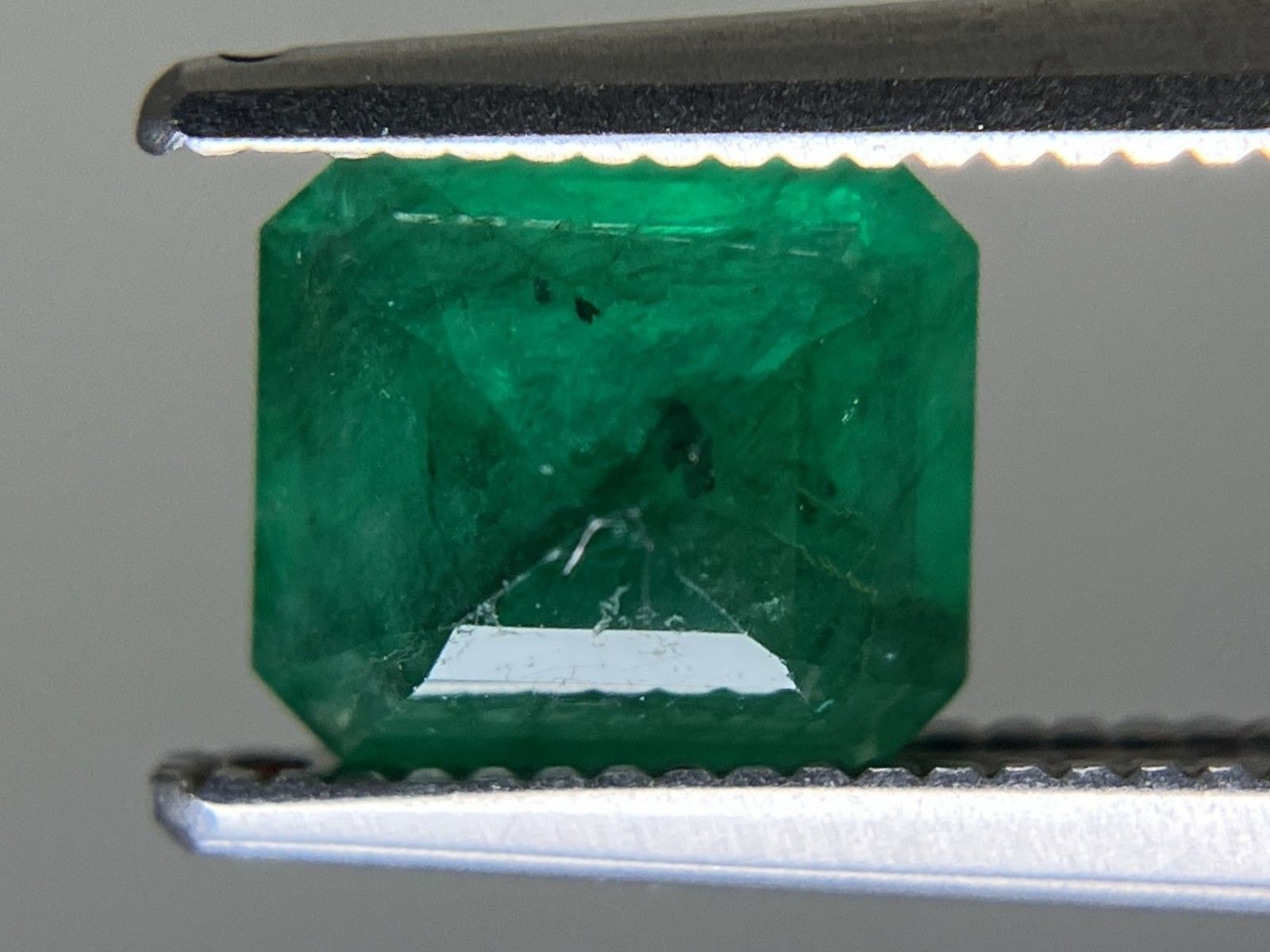 エメラルド 天然 1.039ct 中央宝石ソーティング付き 6.74㎜×5.90