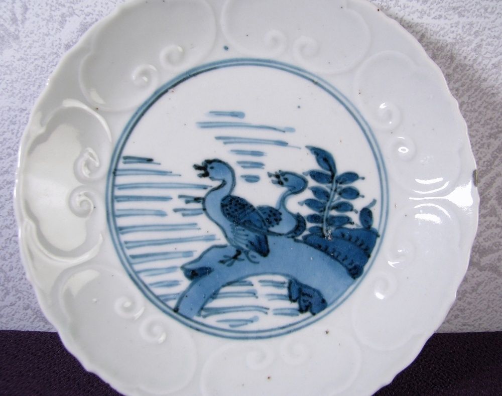 藍九谷 染付陽刻鳥文小皿 幅 15.5cm 江戸前期 古伊万里 25j011