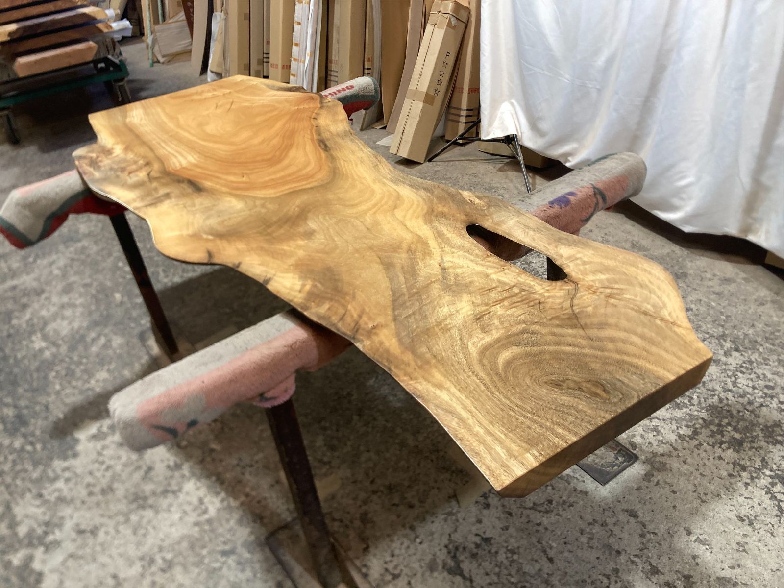 クス9256 楠 一枚板無垢材 1990x300-710-440x42mm 天板のみ ダイニングテーブル ローテーブル センターテーブル 天板 樟 くすのき MARWIL-DEMENAGEMENTS_CH