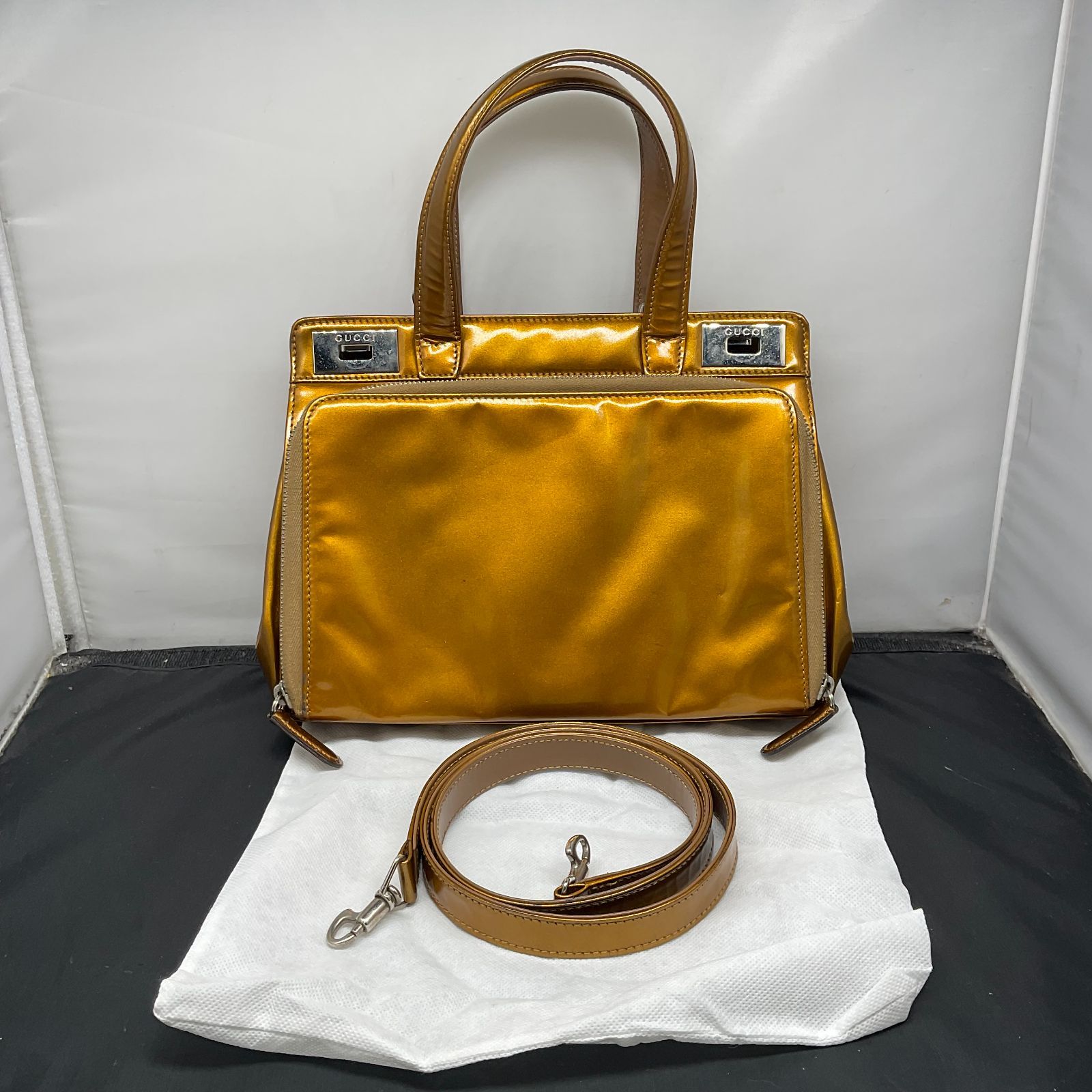 グッチ エナメル ハンドバッグ ゴールドカラー B25101128