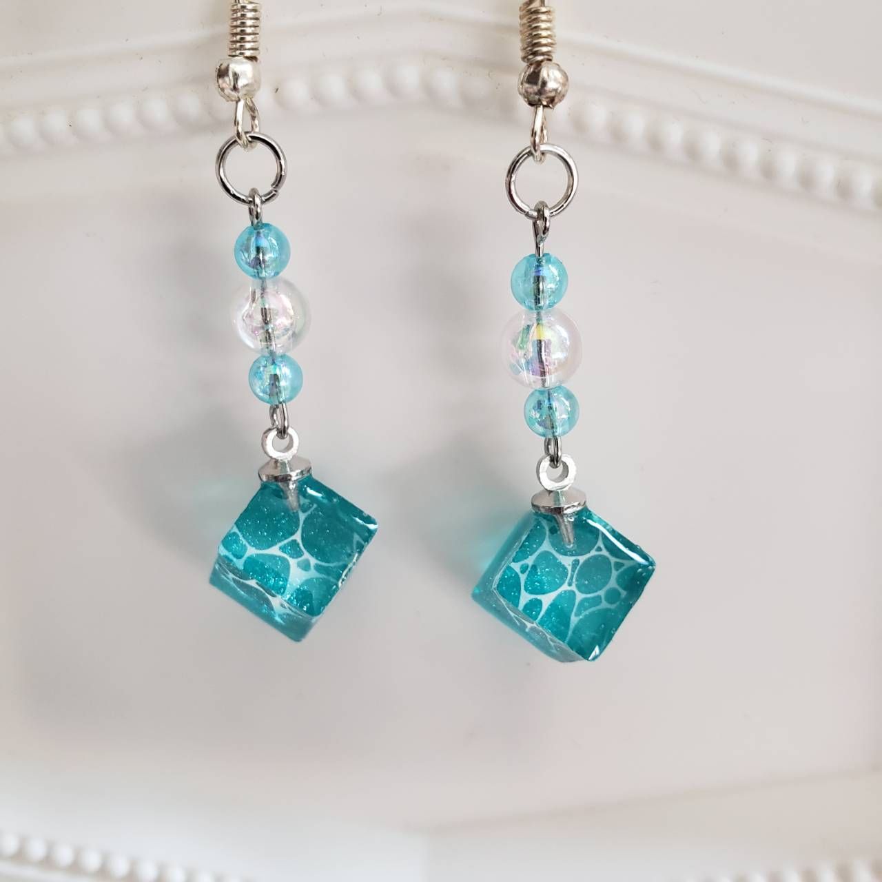 ハンドメイド レジン キューブ型 エメラルドグリーン ピアス