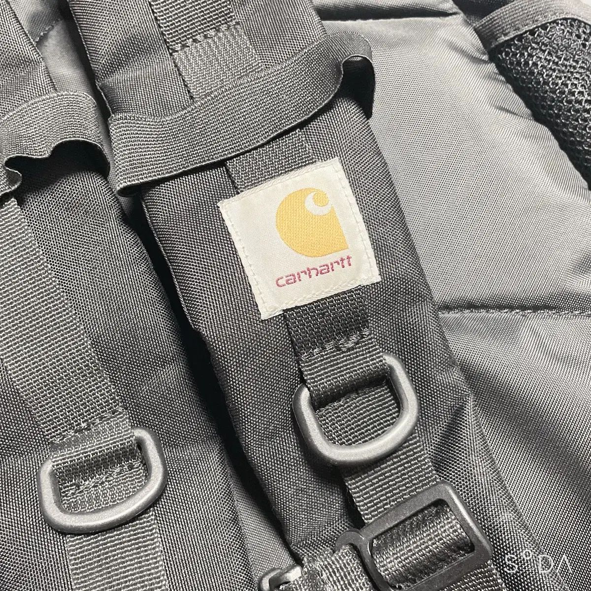 カーハート キックフリップ