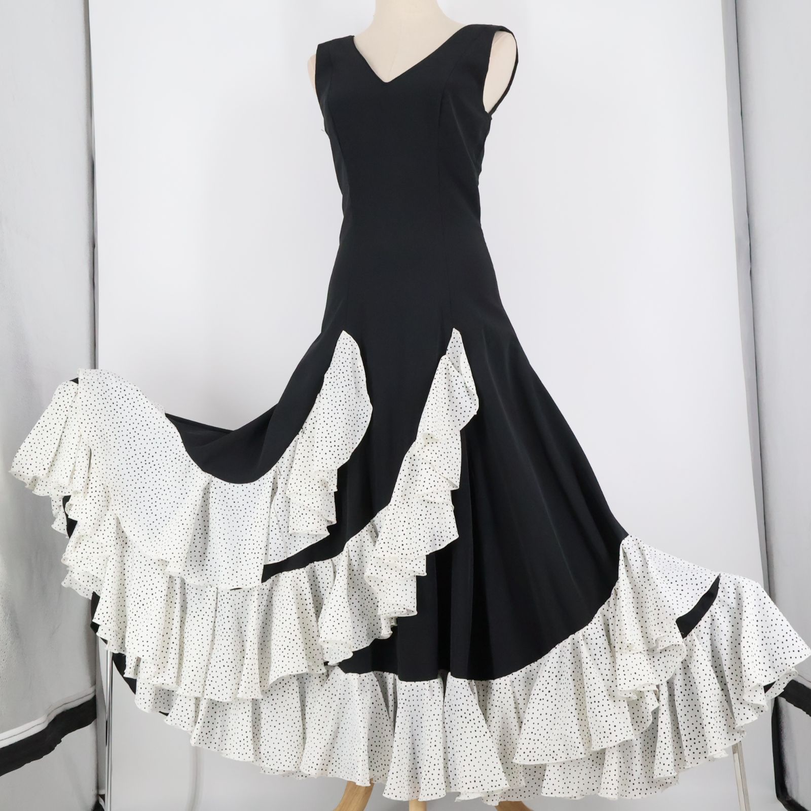 【美品 フラメンコ衣装】ブラック trajes sevillanos ワンピース ドレス 黒 ドット 水玉 ボランテ フリル レース 無地 袖なし 華やか デザイン 特別な日 衣装 素敵 おしゃれ パーティー ダンス 人気 体型カバー カジュアル 大人可愛い