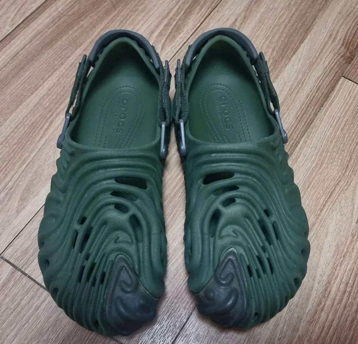 crocs