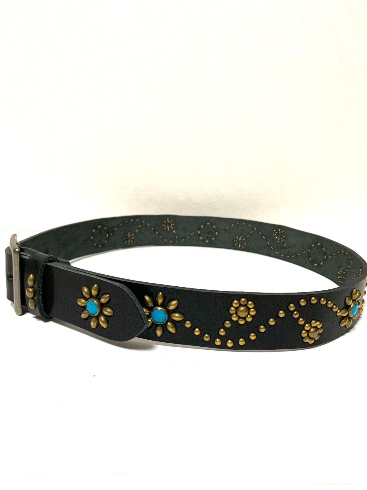 栃木レザー フラワー型スタッズベルト 黒 ターコイズスポッツ