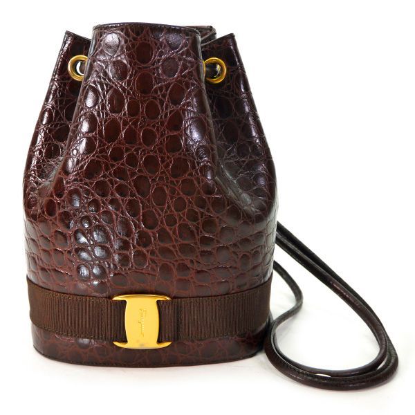 Salvatore Ferragamo Vara巾着ミニリュック クロコ 茶 - メルカリ