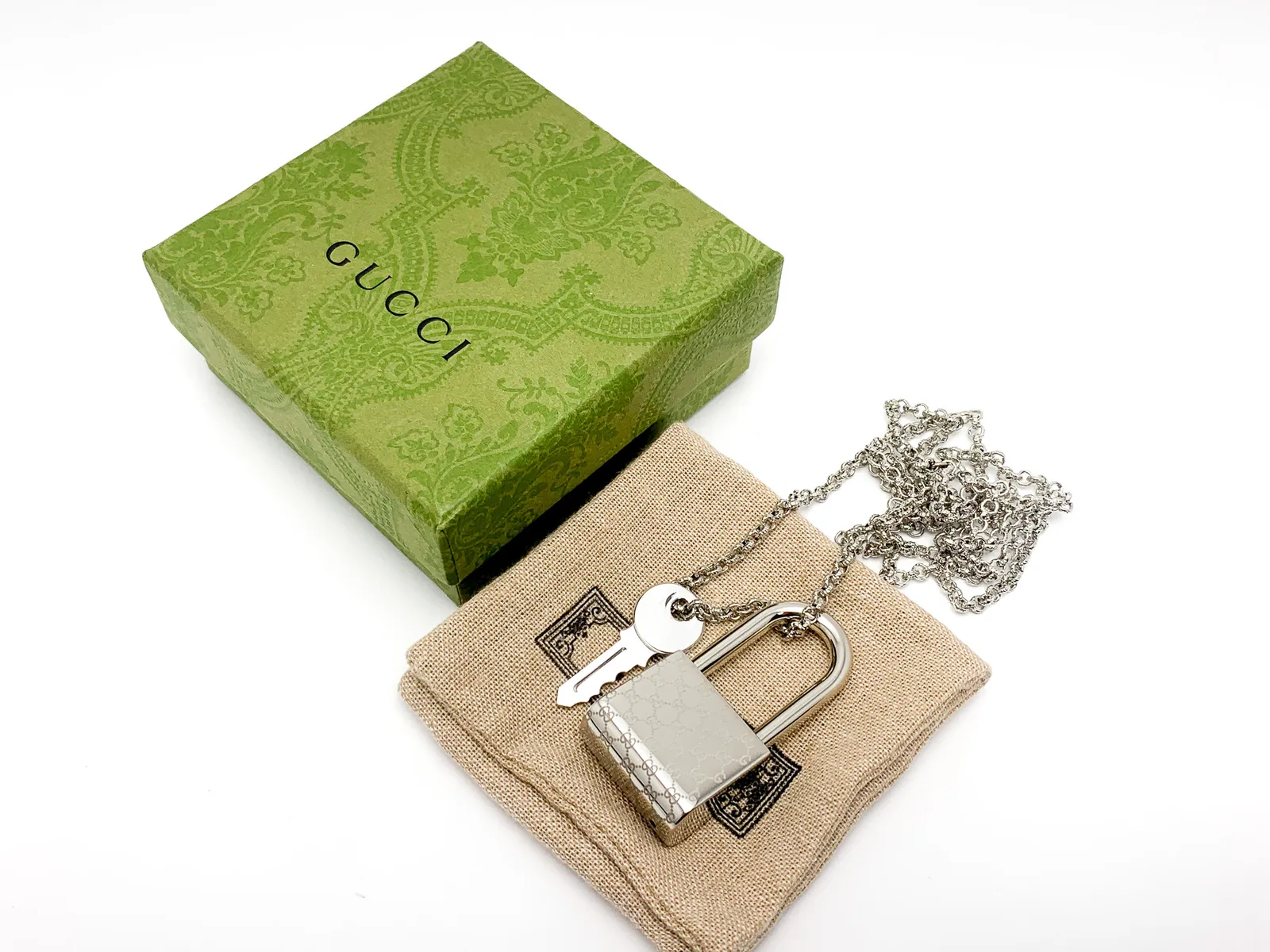 じ*〜様 新品GUCCI グッチ カデナモチーフ 鍵 ペンダント アクセサリー GUCCI グッチ カデナ 南京錠 シルバーカラー メタル ノベルティ