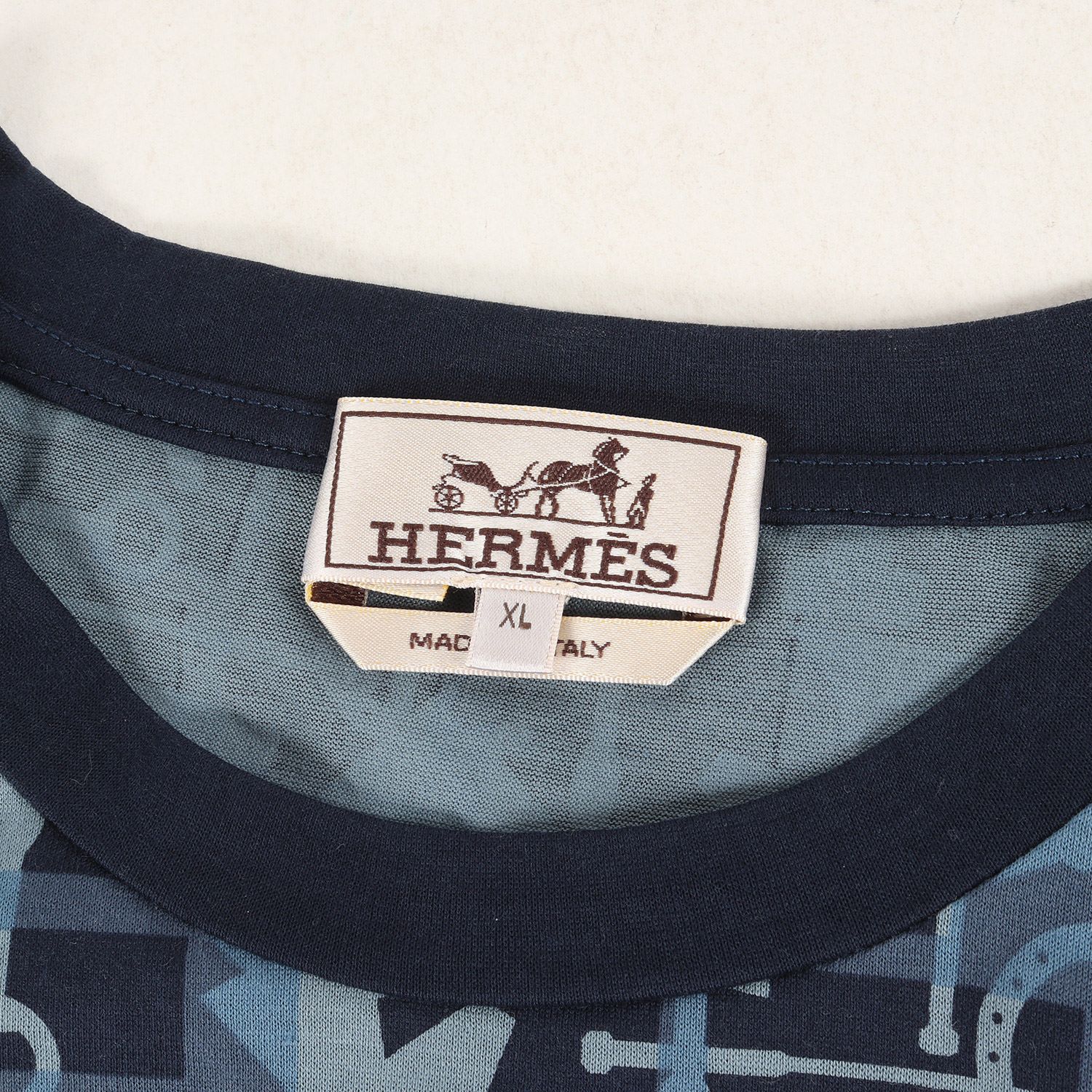 美品 HERMES エルメス Tシャツ サイズ:XL 20AW ジオメトリック リンガーネック 半袖Tシャツ 総柄 馬具 ホースビット 蹄鉄 ホースシュー  トロフィー ネイビー ブルー イタリア製 トップス カットソー【メンズ】 - メルカリ