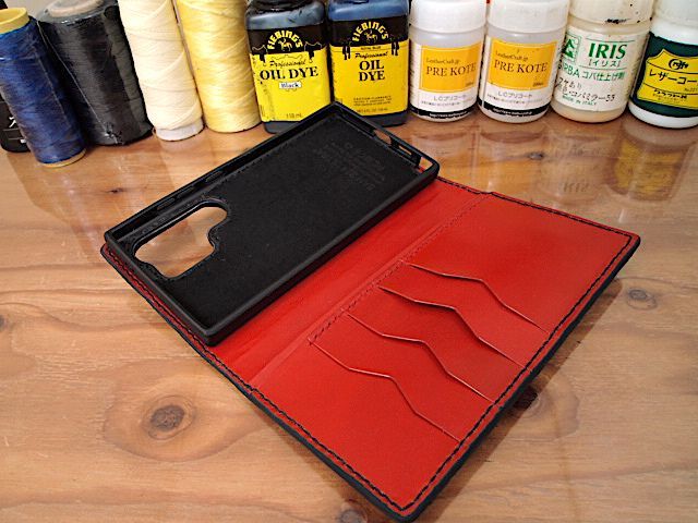 スティングレイで作る手縫いのスマホケースブラック×牛革レッド