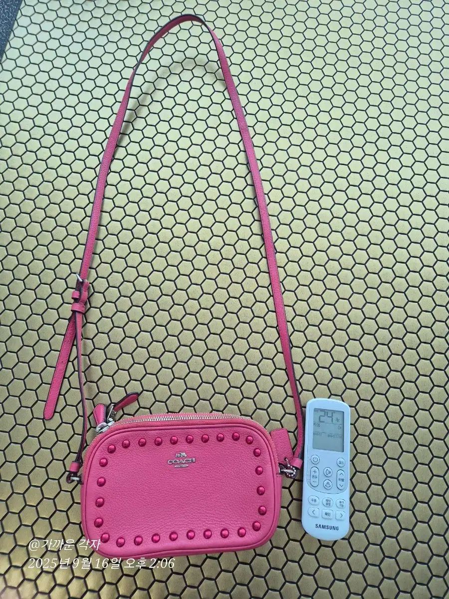 COACH コーチ ピンク スタッド ミニ クロスバッグ