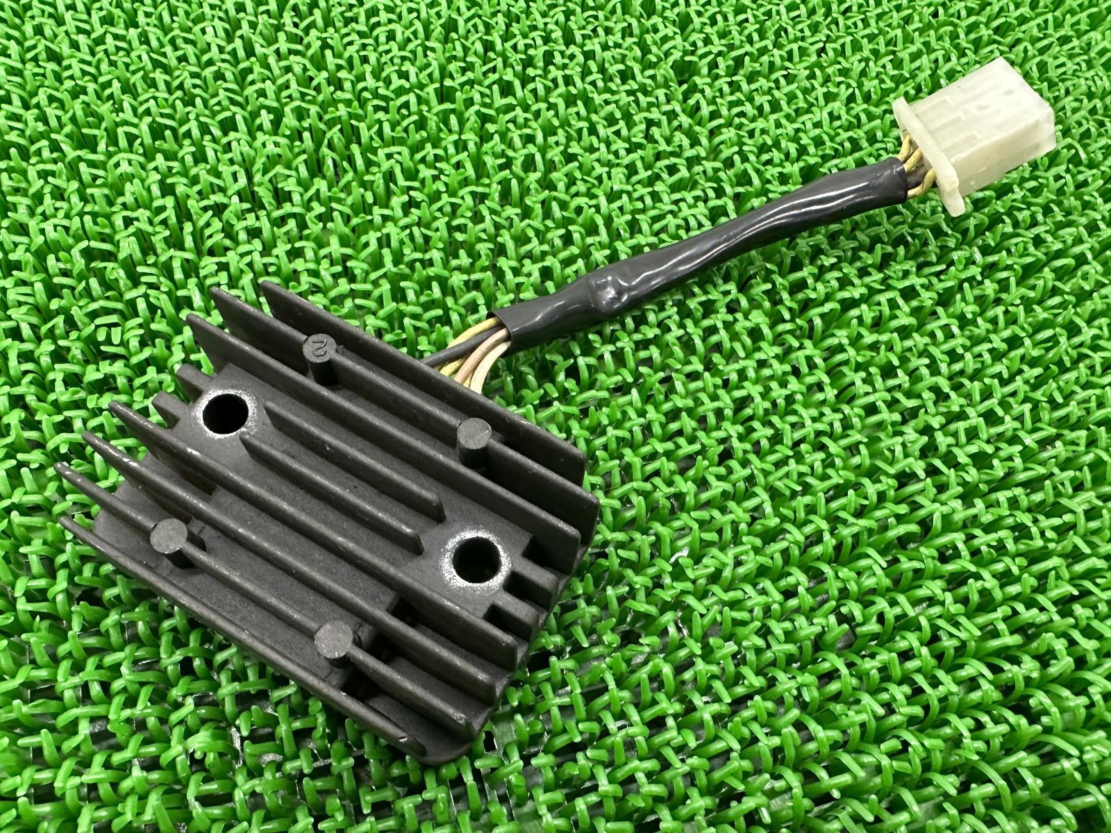 エストレヤ レギュレター SH530-12 カワサキ 純正 中古 バイク 部品 BJ250A エストレア レギュレーター レクチファイアー 機能的問題なし