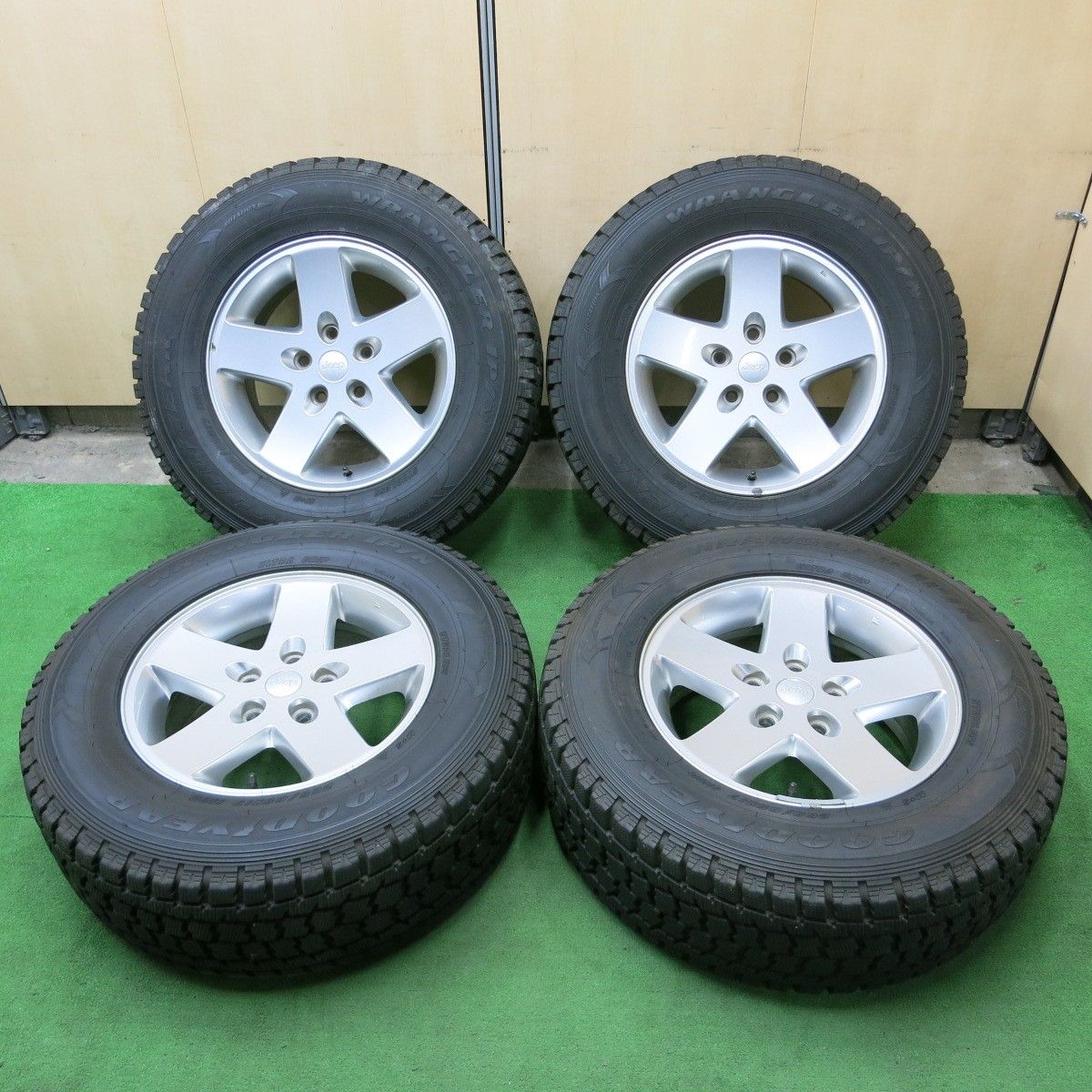 *送料無料* バリ溝！キレイ！9分★JEEP ジープ JK ラングラー 純正 265/65R17 スタッドレス グッドイヤー WRANGLER IP/N PCD127/5H★4062601ナス