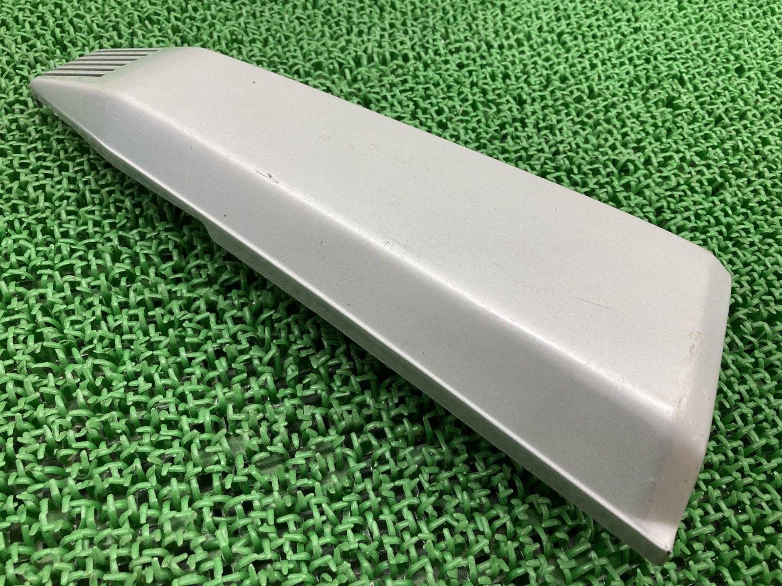 GSX250Sカタナ サイドカバー 左 銀 94441-49300 スズキ 純正 バイク 部品 GJ76A サイドカウル コケキズ無し 品薄 品 Xs