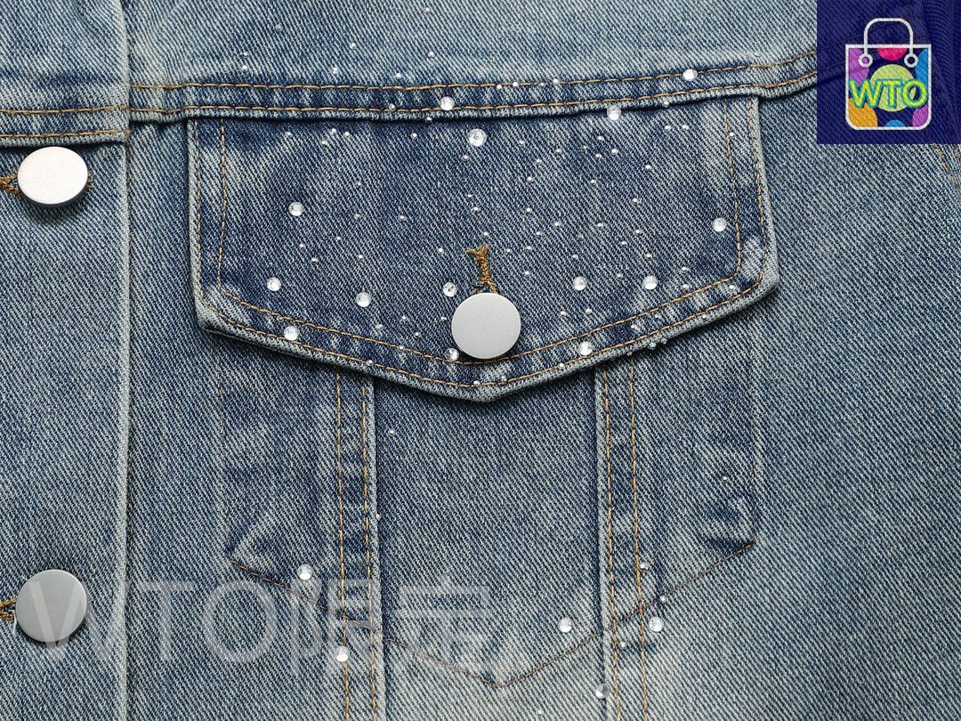 CHANEL のホットジュエル付きジーンズジャケット