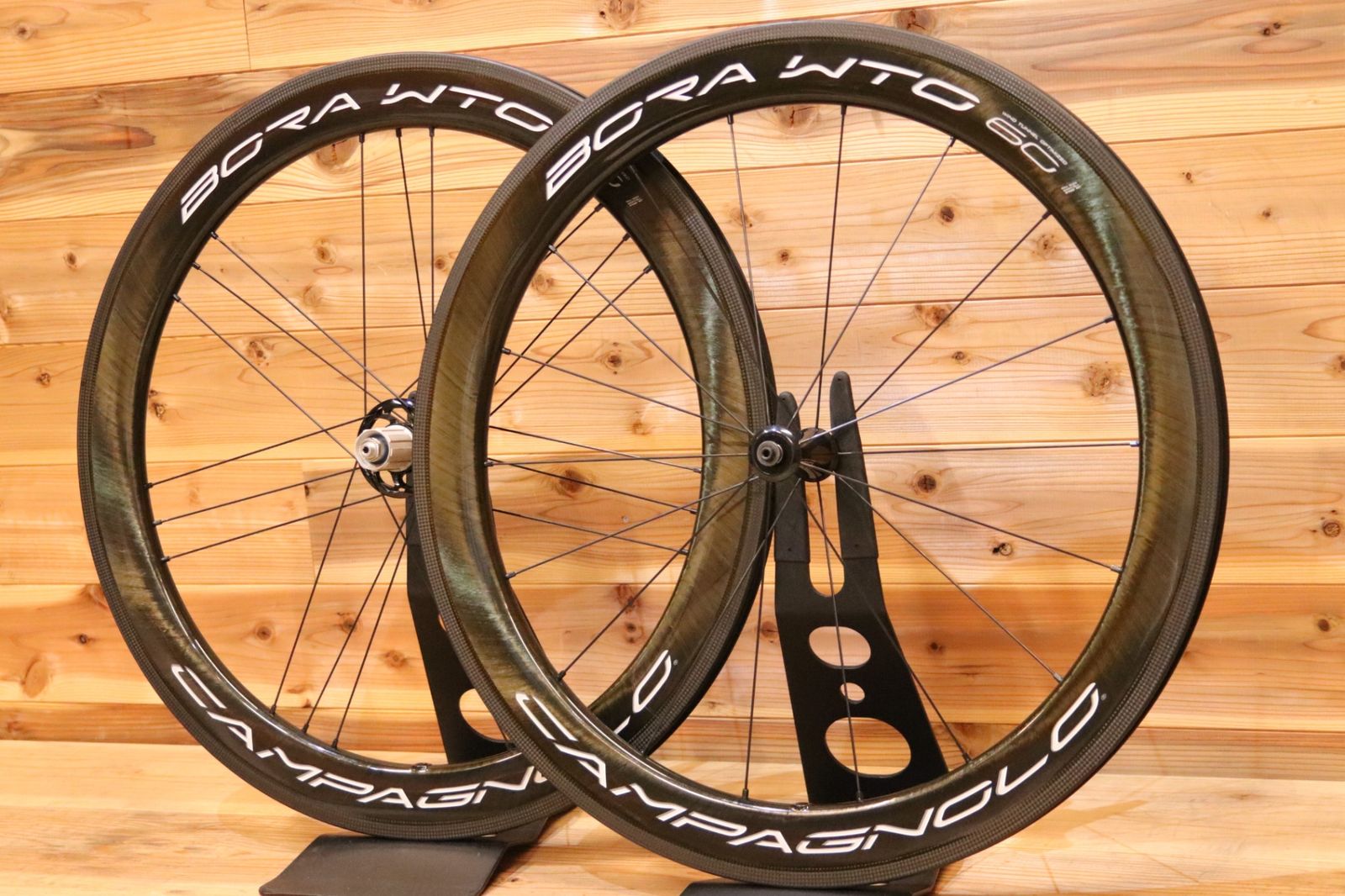 カーボン チューブレス