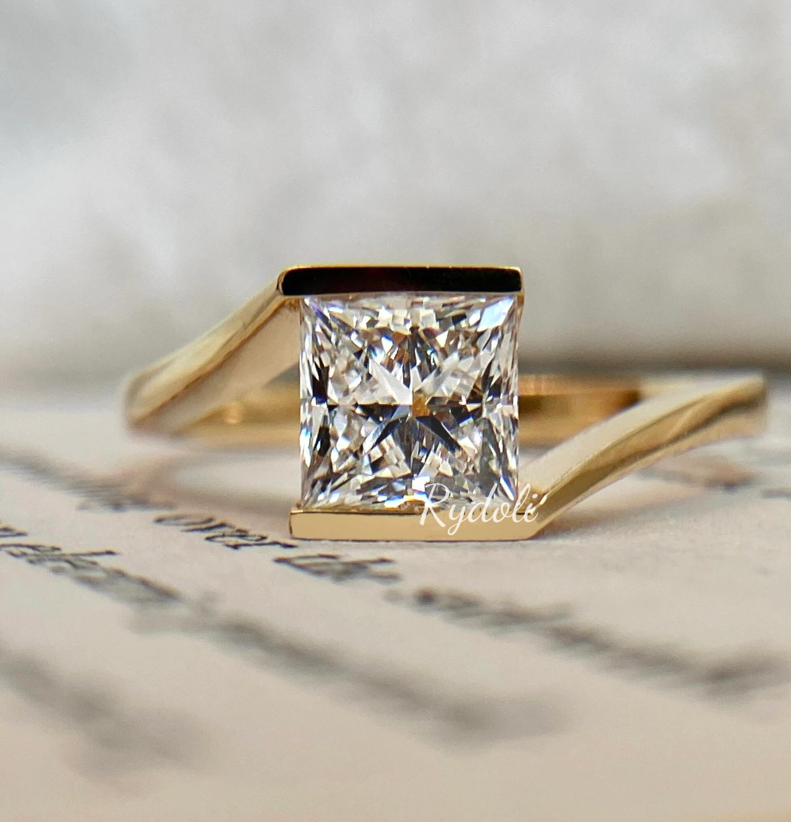 K18YG ラボグロウン 1カラット プリンセスカットダイヤリング 個性 可愛 K18YG ラボグロウン 1カラット プリンセスカットダイヤリング