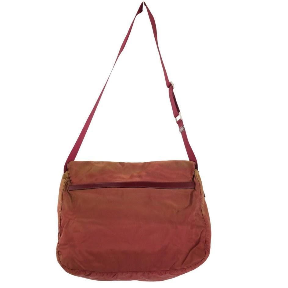 PRADA プラダ メッセンジャーバッグ 三角ロゴ フラップ クロスボディ ボルドー系 斜め掛け Gカード付 白タグ ユニセックス 通勤通学 旅行